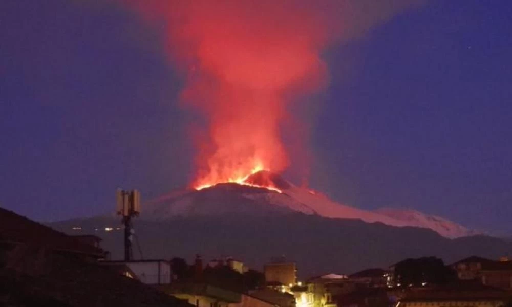 Συναγερμός στην Σικελία: Ξύπνησε η Αίτνα εκτοξεύοντας λάβα και στάχτη